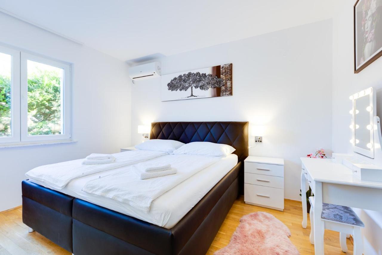 Apartment Kamila คิร์ก ภายนอก รูปภาพ